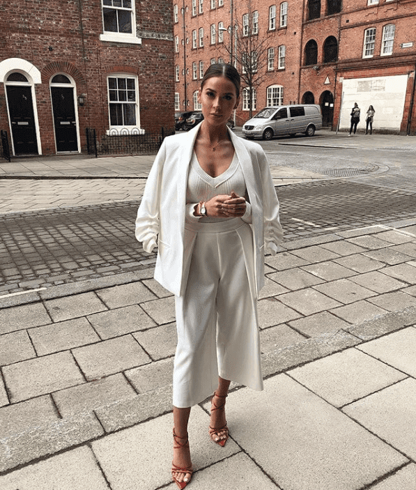 An image of uk fashion blogger Naomi Genes