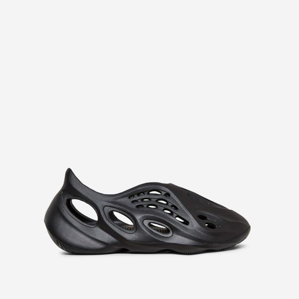 Super-Bass Cut Out Detail Slip On In Black Rubber